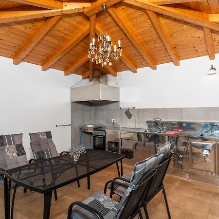 Villa Buroli With Pool, Sauna And Jacuzzi Exteriör bild