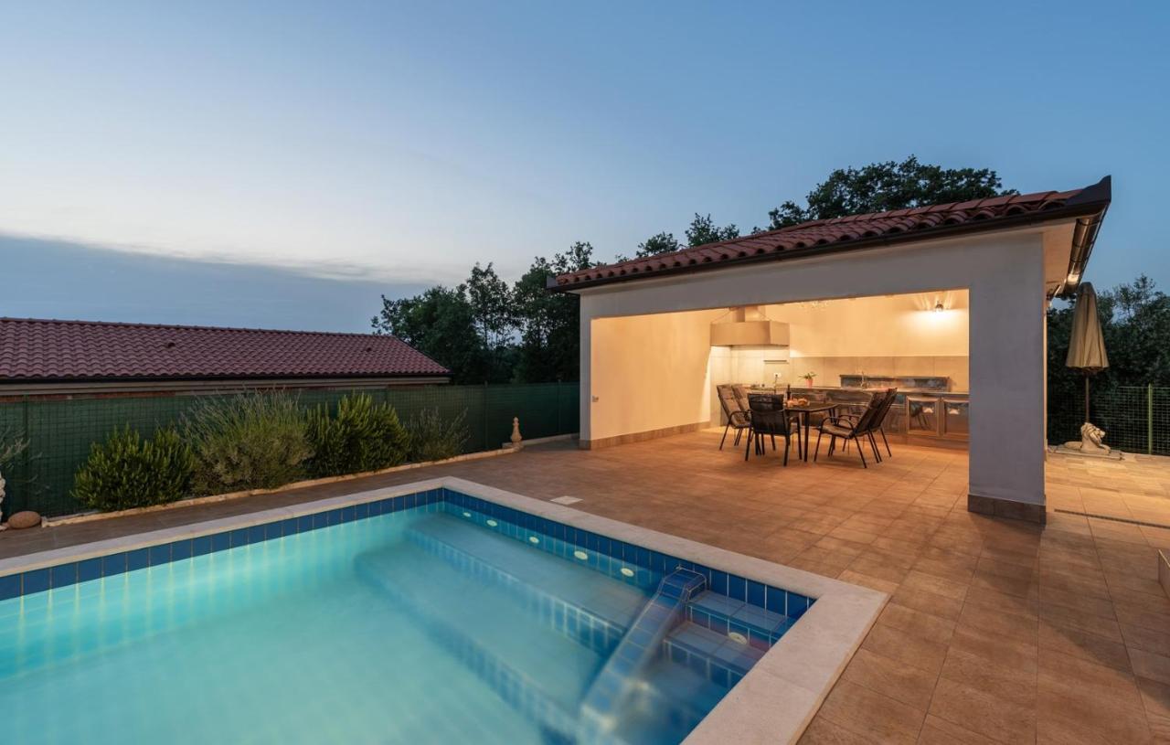Villa Buroli With Pool, Sauna And Jacuzzi Exteriör bild