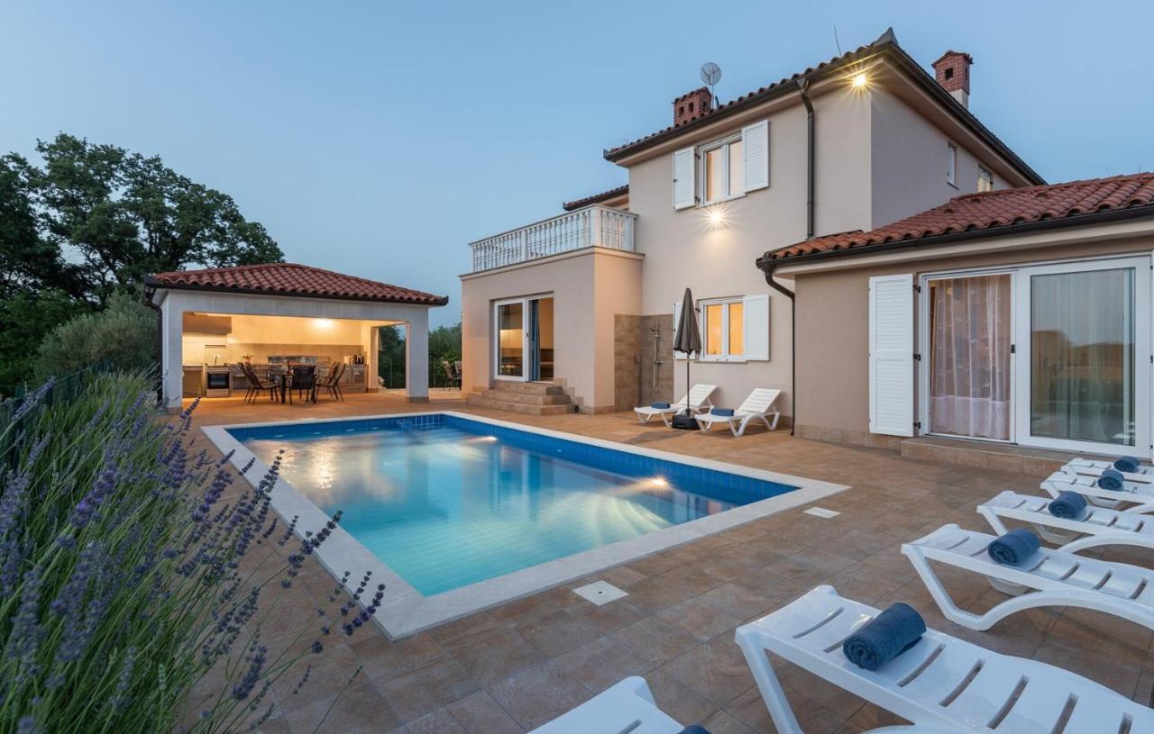 Villa Buroli With Pool, Sauna And Jacuzzi Exteriör bild
