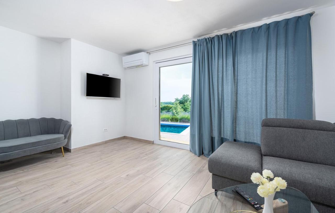 Villa Buroli With Pool, Sauna And Jacuzzi Exteriör bild