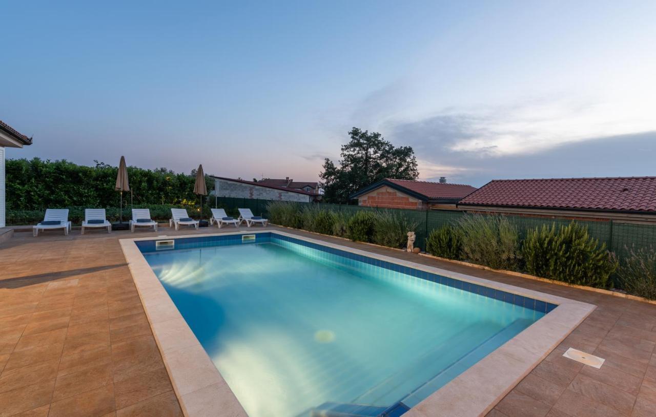 Villa Buroli With Pool, Sauna And Jacuzzi Exteriör bild