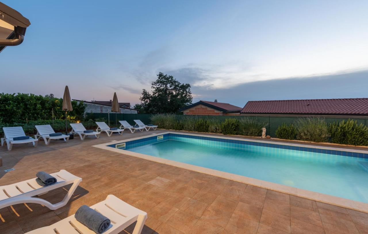Villa Buroli With Pool, Sauna And Jacuzzi Exteriör bild