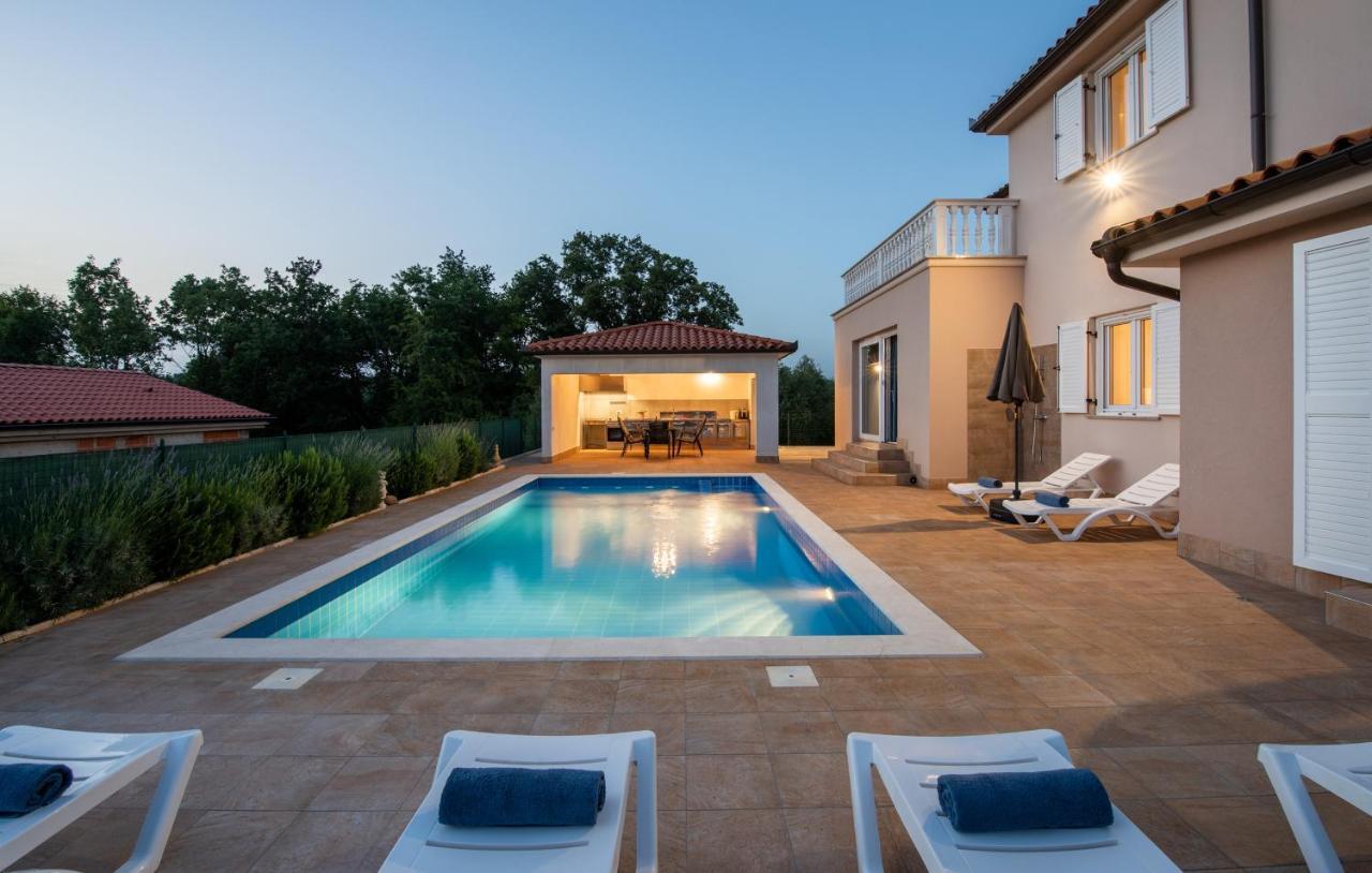 Villa Buroli With Pool, Sauna And Jacuzzi Exteriör bild