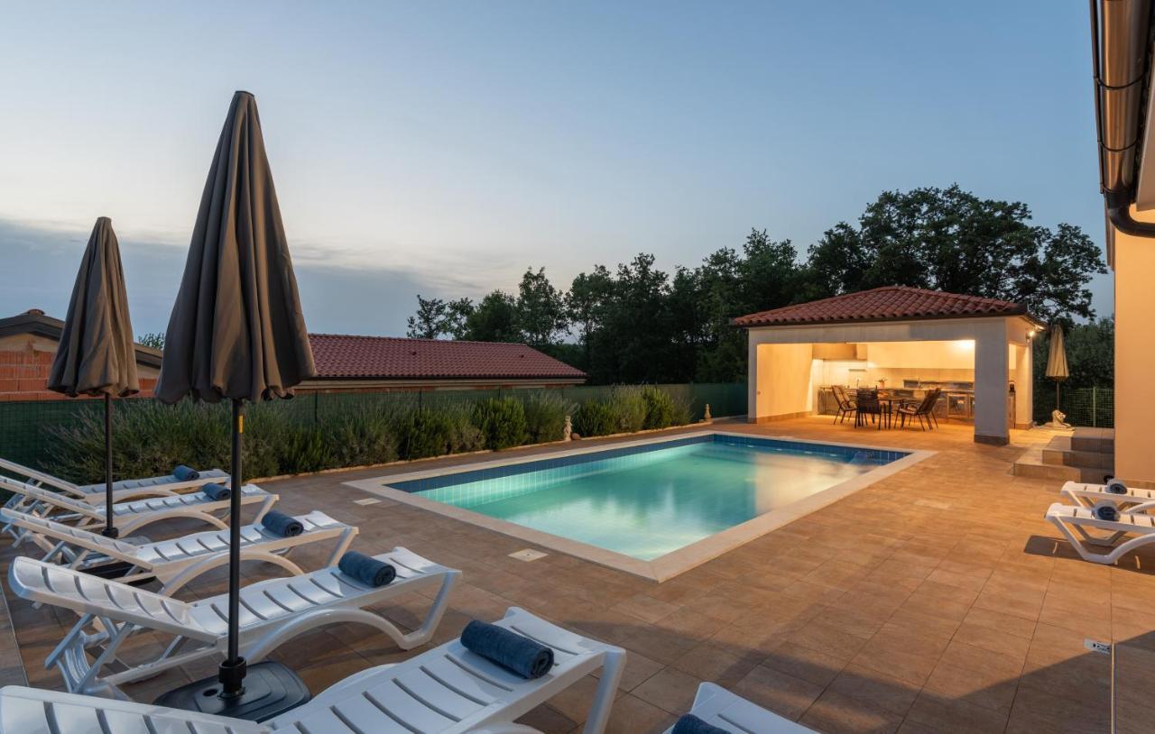 Villa Buroli With Pool, Sauna And Jacuzzi Exteriör bild