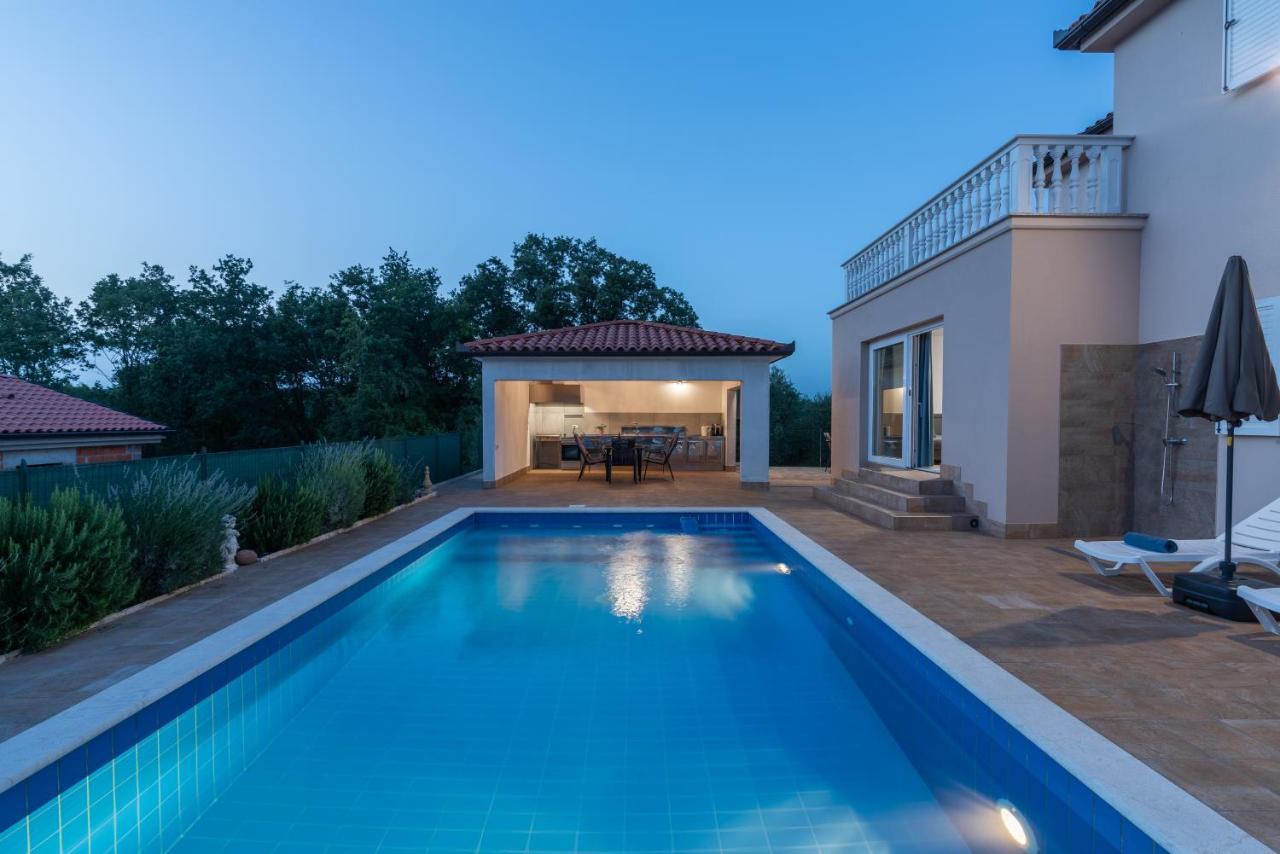 Villa Buroli With Pool, Sauna And Jacuzzi Exteriör bild