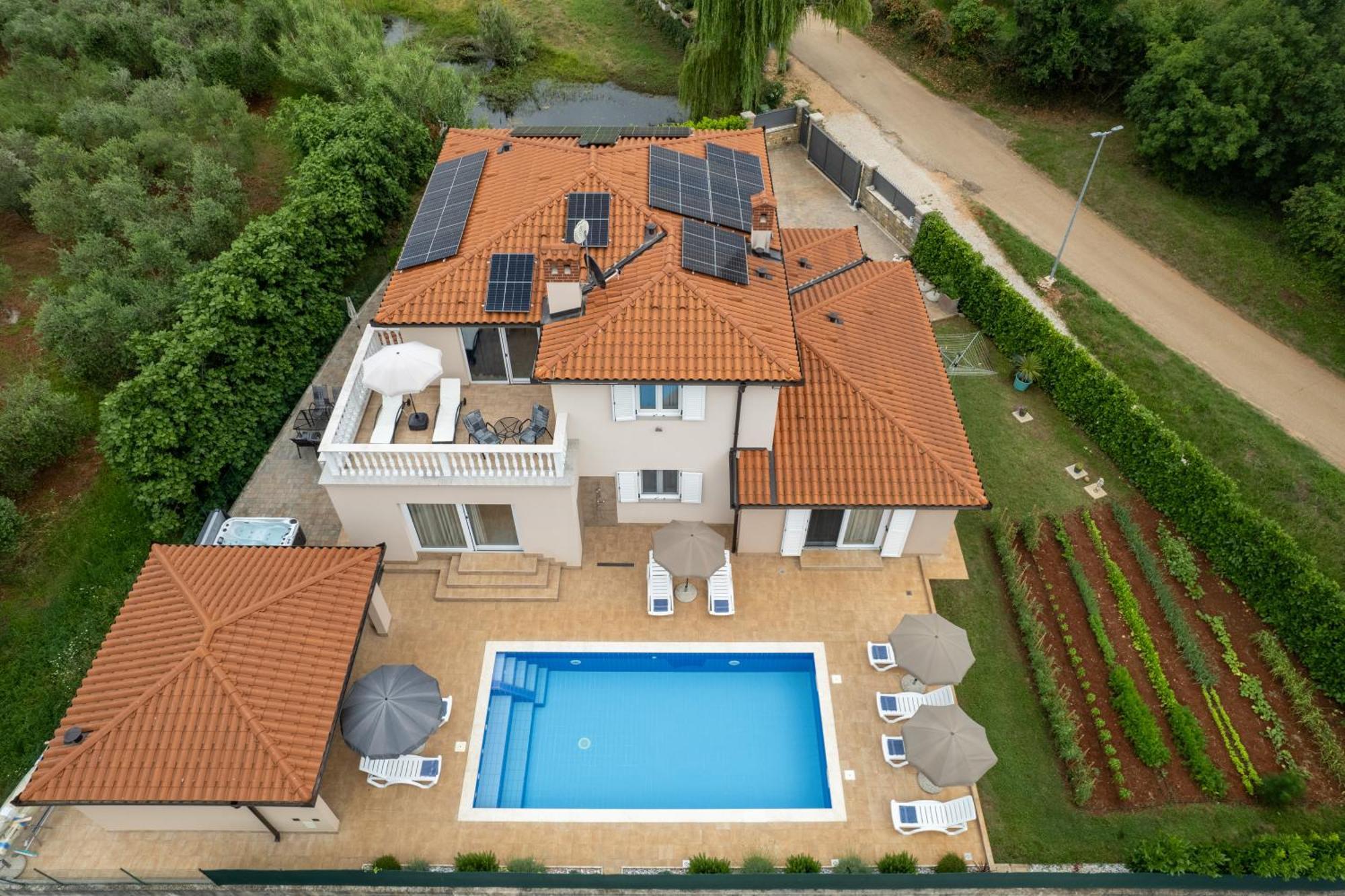 Villa Buroli With Pool, Sauna And Jacuzzi Exteriör bild